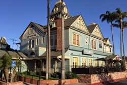 Pet friendly restaurant in Carlsbad, California, dogs allowed restaurant in carlsbad The Land & Water Co